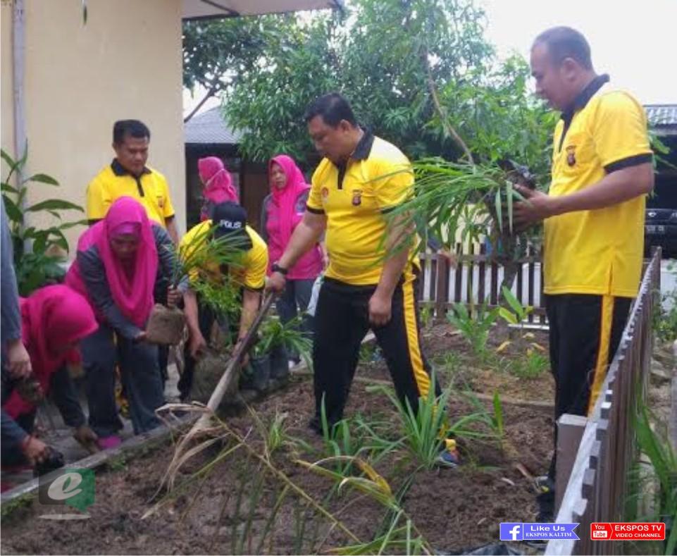 Kapolres Pimpin Personil Hijaukan Lingkungan Mako Polres Bontang