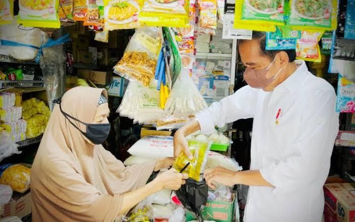 BLT Minyak Goreng Cair, KPM Dapat Pesan Nih dari Jokowi