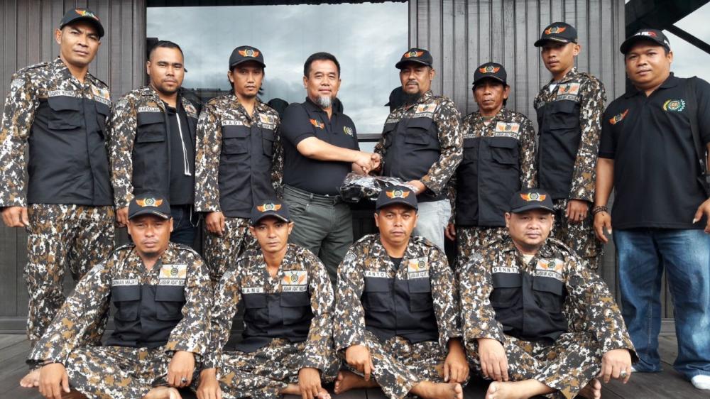 300 Personil Laskar Adat Kutim Dapat Seragam
