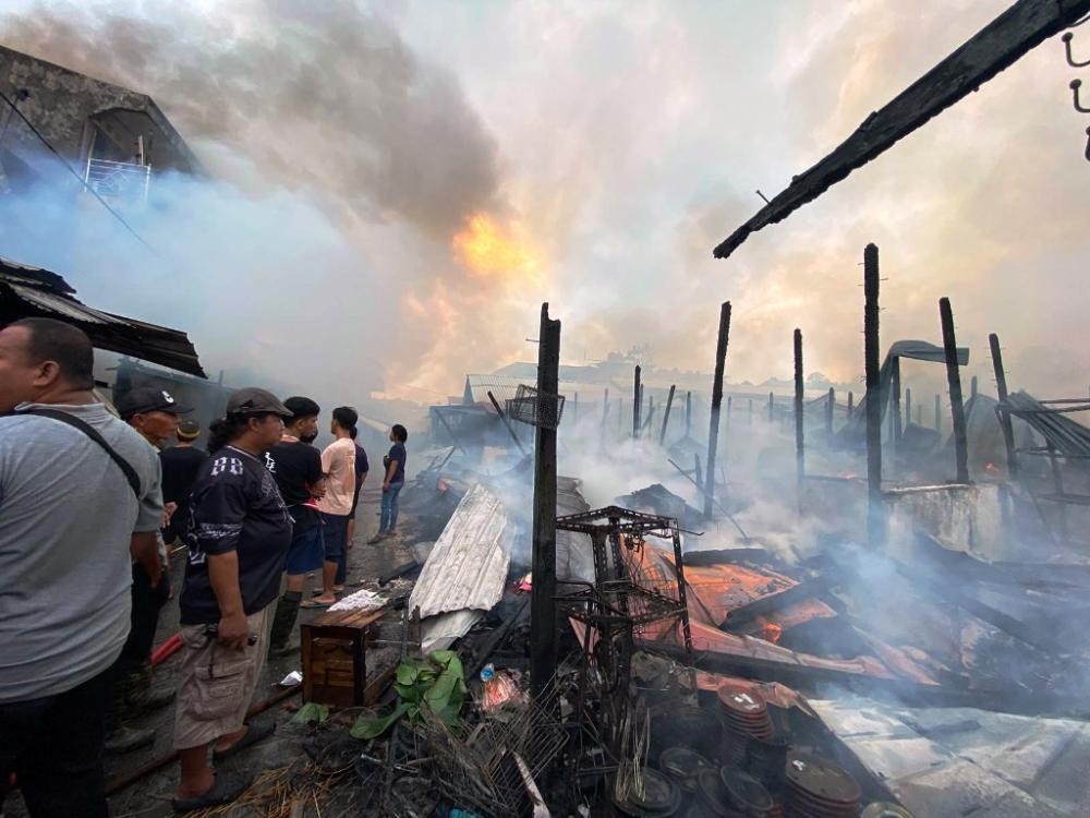 Pasar Sepinggan Terbakar, Puluhan Lapak Pedagang Ludes dalam Hitungan Menit