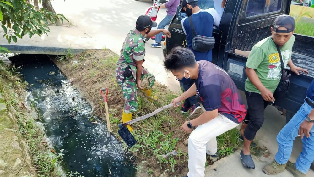 Minimalisir Banjir, Lurah Guntung Ajak Warga Bersihkan Drainase