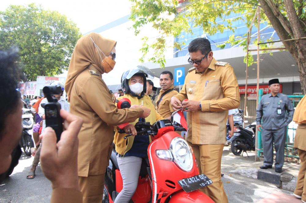 Pemkot Bontang Bagi-bagi Bendera ke Pengendara