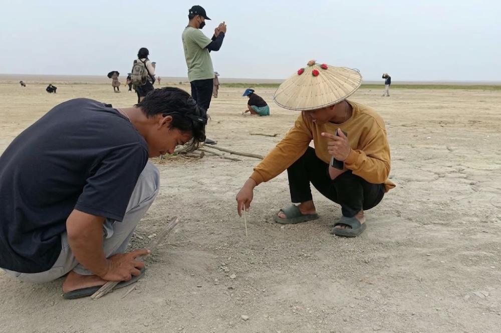 Saat Danau Semayang Surut, Perburuan Emas Ramai, Nisan Kuno Jadi Sorotan