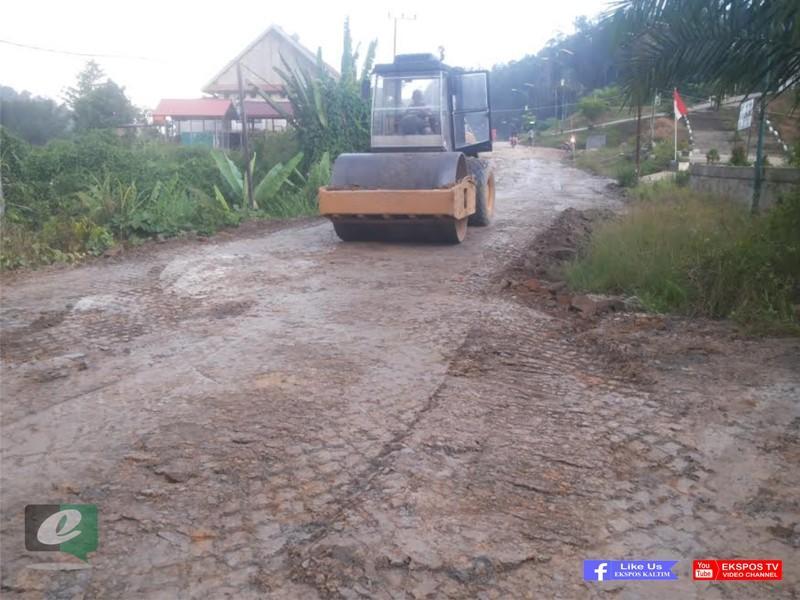 Dinas PU Mahulu Lakukan Pengerasan di Sepanjang Jalan Polsek Tikah