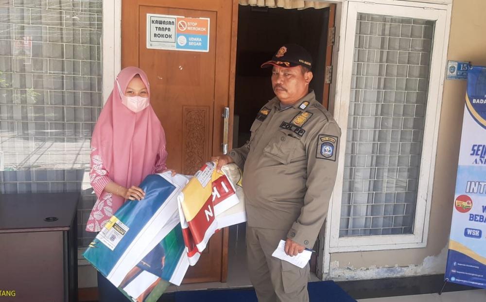 Satpol PP Bontang Serahkan Spanduk Liar Hasil Penindakan ke Bapenda