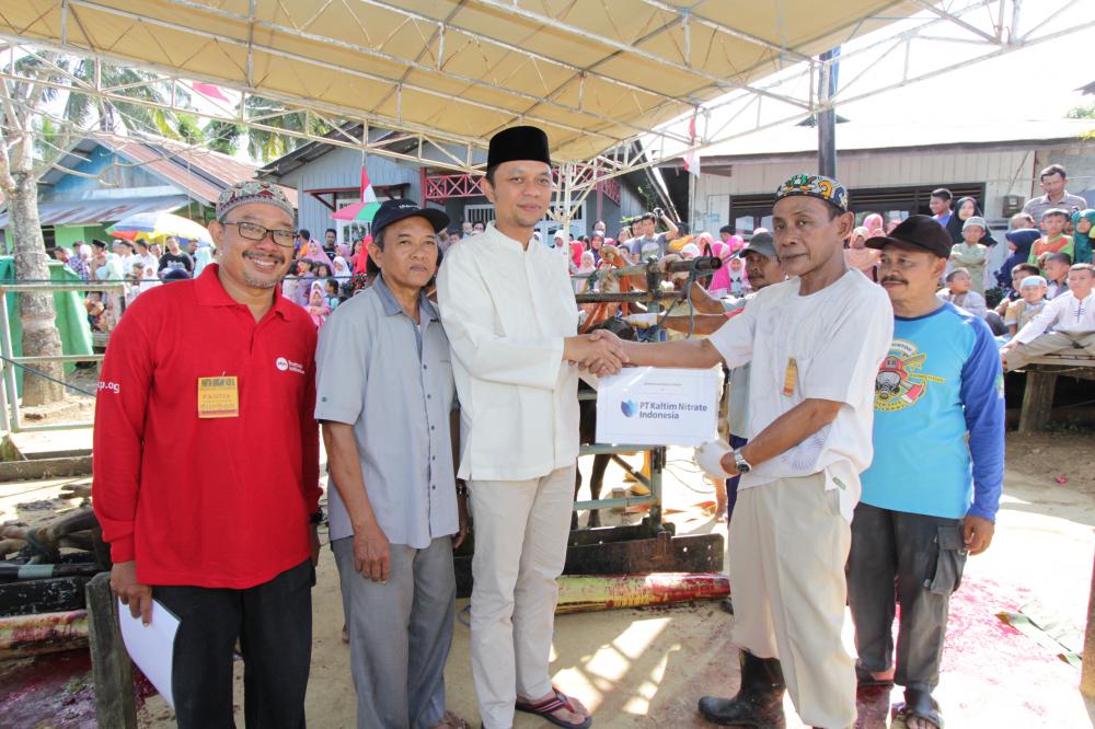 Idul Adha 1439 H, PT KNI Salurkan 8 Hewan Kurban