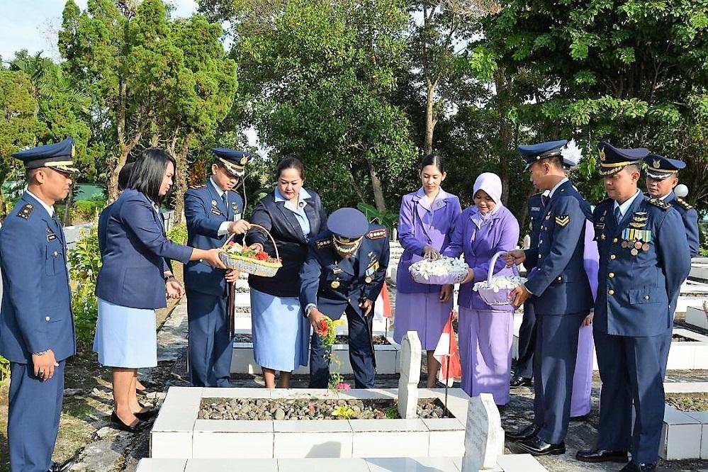 Hari Bhakti ke-70 TNI AU, Lanud Balikpapan Tabur Bunga di Makam Pahlawan