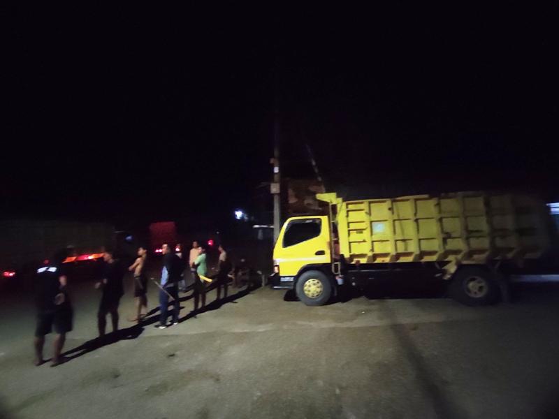 Warga Muara Kate Hadang 50 Truk Batu Bara, JATAM: Pemerintah JanjiPol Bukti Nol