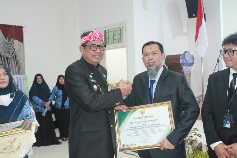 PT KNI Diganjar Penghargaan Perusahaan Sahabat Anak dari Pemkot Bontang