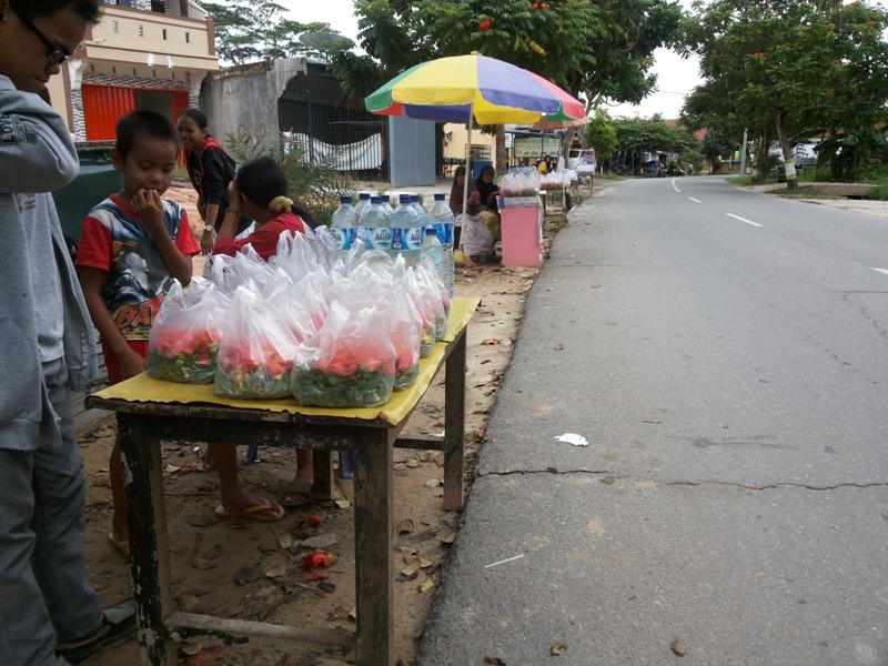 JELANG RAMADHAN, PEDAGANG BUNGA PEMAKAMAN PANEN REZEKI 