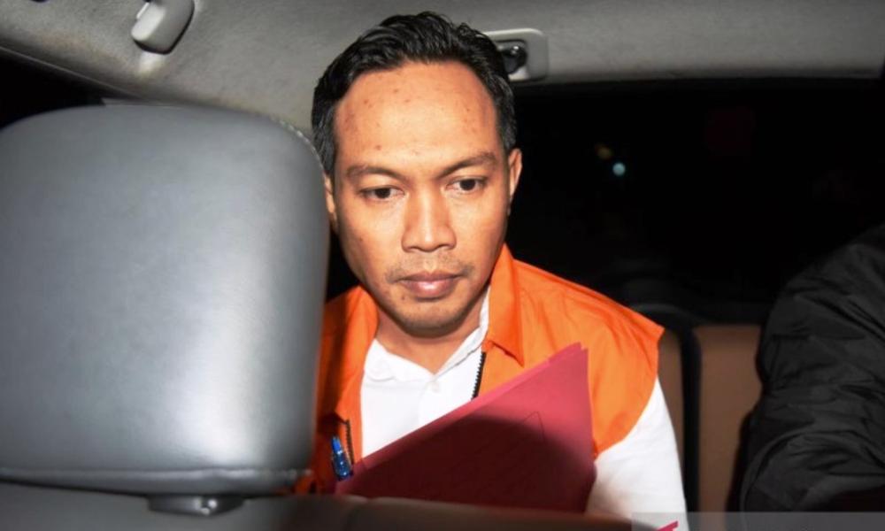 Chat Pengumpulan Duit THR Terbongkar di Kasus OTT Bupati Cilacap