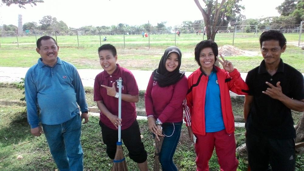 DISPORA BONTANG GELAR KERJA BAKTI DI STADION LANG-LANG 