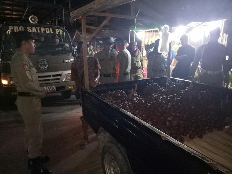 Dilarang Berjualan di Bahu Jalan, Acuhâ€¦Siap-Siap Diamankan  