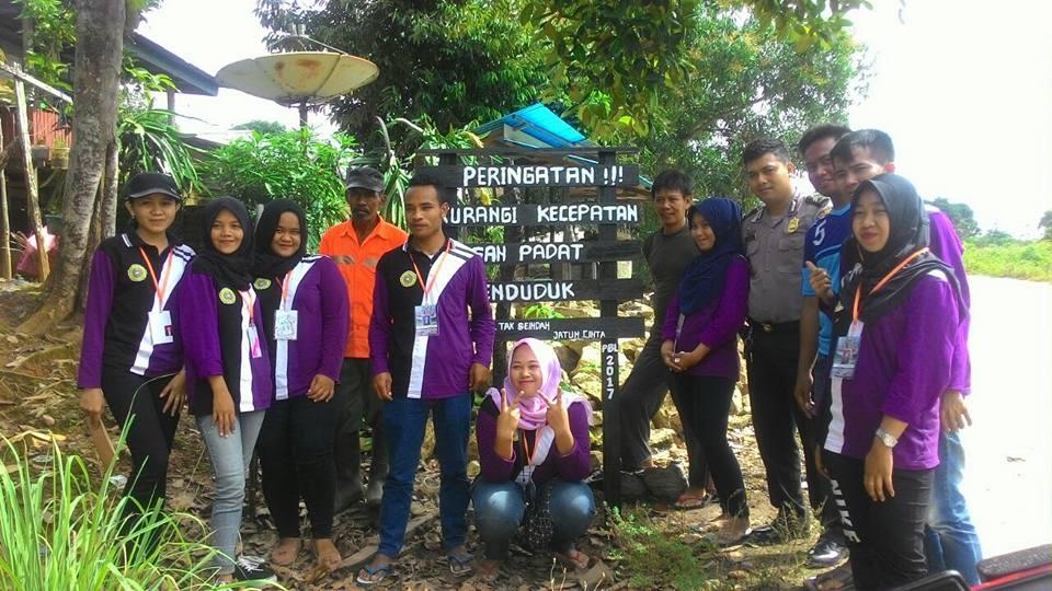 Mahasiswa dan Polisi Kerja Sama Pasang Rambu Peringatan Lalu Lintas