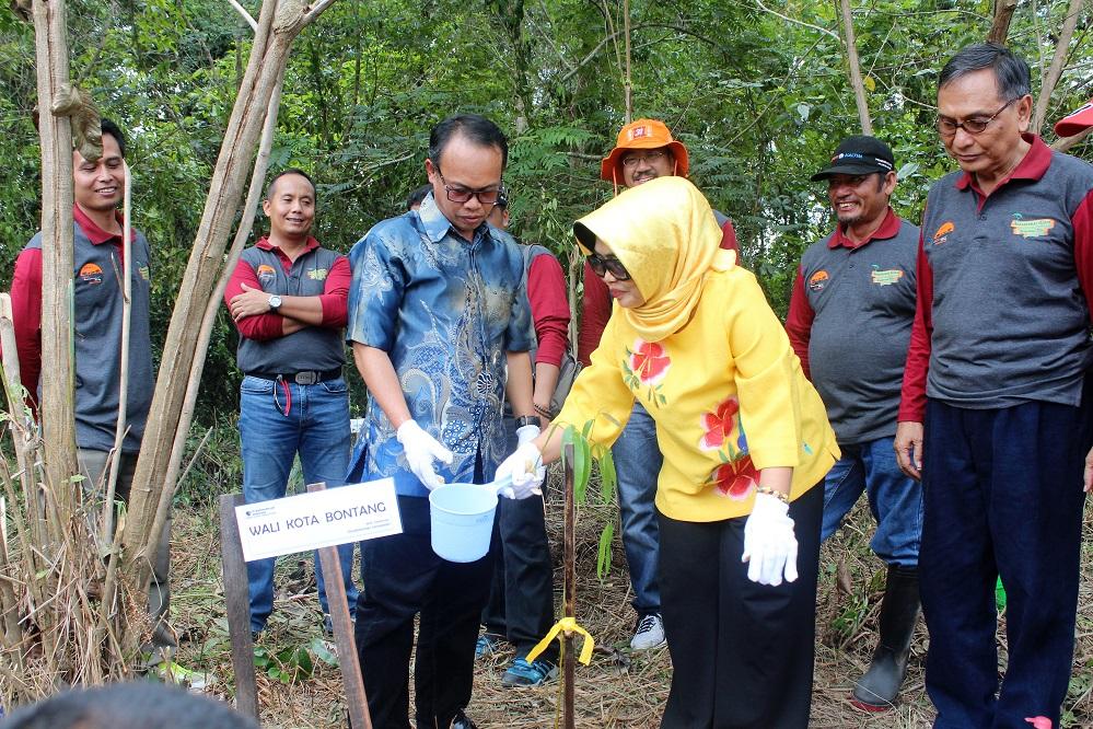 Hari Konservasi Alam Nasional, Neni Hadiri Penanaman 2.200 Pohon di TNK
