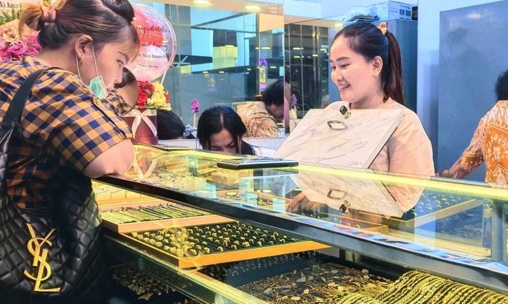 Harga Emas Pegadaian Bergerak, UBS Turun Tipis di Tengah Lonjakan Antam