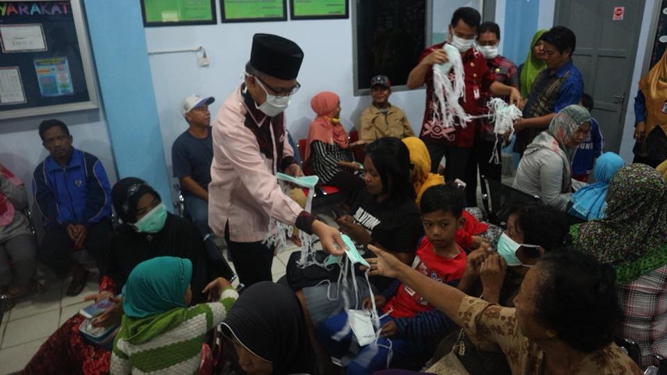 Tanggap Darurat Difteri, Wali Kota Samarinda Keliling Bagikan Masker