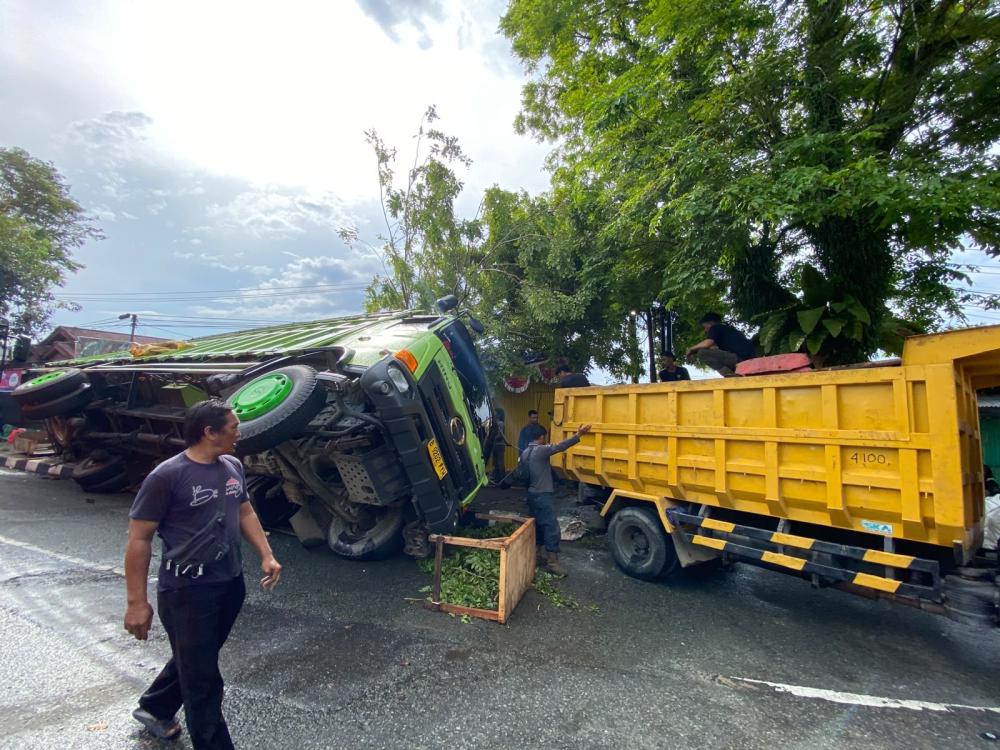 Truk Muatan Besi Tua Terguling di Gunung Bakaran Balikpapan, Korban Sempat Terjebak di Ruko