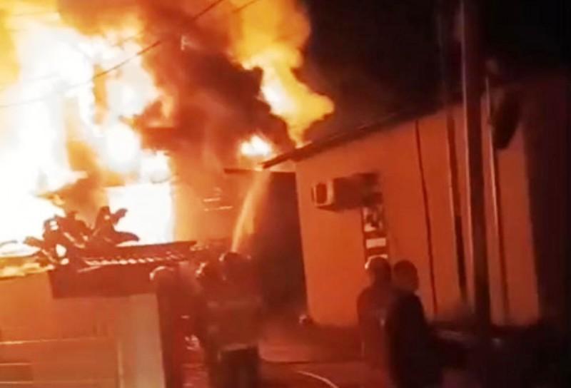 Truk Pemadam di Balikpapan Tancap Gas Seruduk Mobil, Selesai di Mediasi