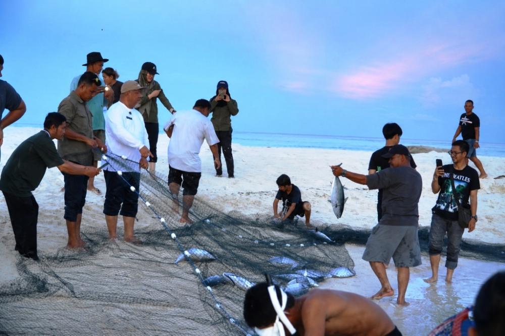 Menunggu Musim Tuna di Derawan, Saat Laut Ramai oleh Tradisi “Sobat”