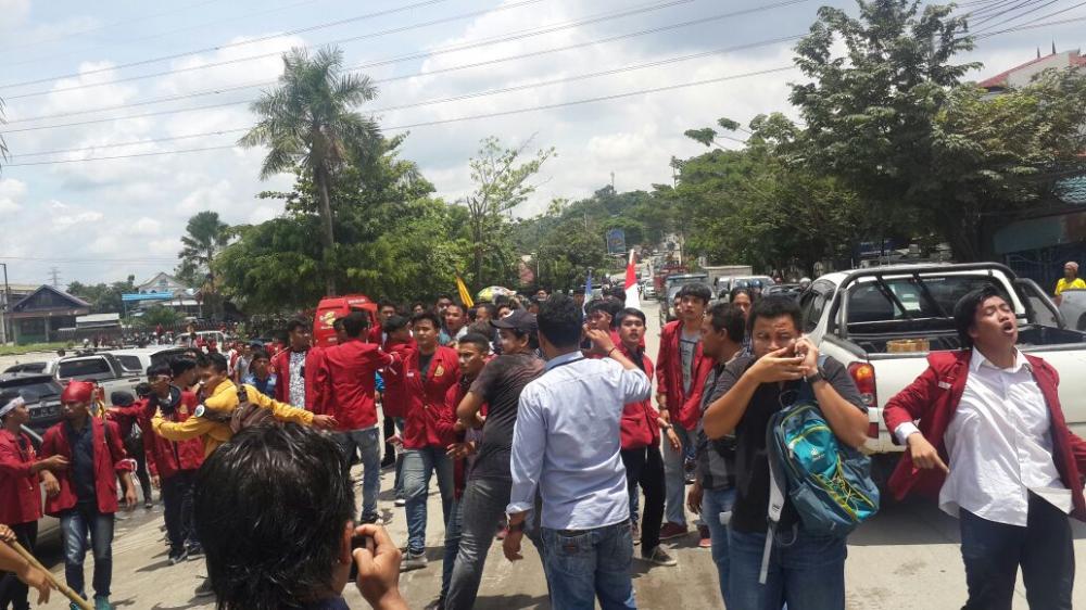 Demo Tolak Revisi UU MD3 di Samarinda Ricuh, Mahasiswa Bentrok dengan Polisi