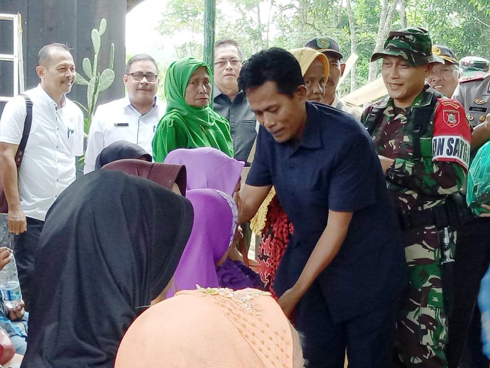 Yulianus Bagikan Sembako, Seorang Warga Meneteskan Air Mata Haru