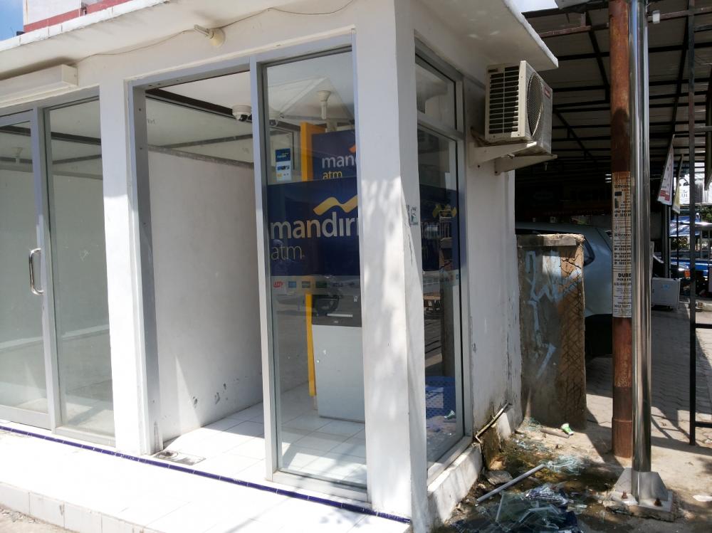 DIDUGA KARENA ENGSEL RUSAK, PINTU UNIT ATM MANDIRI ROBOH