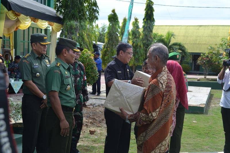 PENUTUPAN TMMD KE-96, TNI BAGIKAN SEMBAKO UNTUK WARGA MISKIN