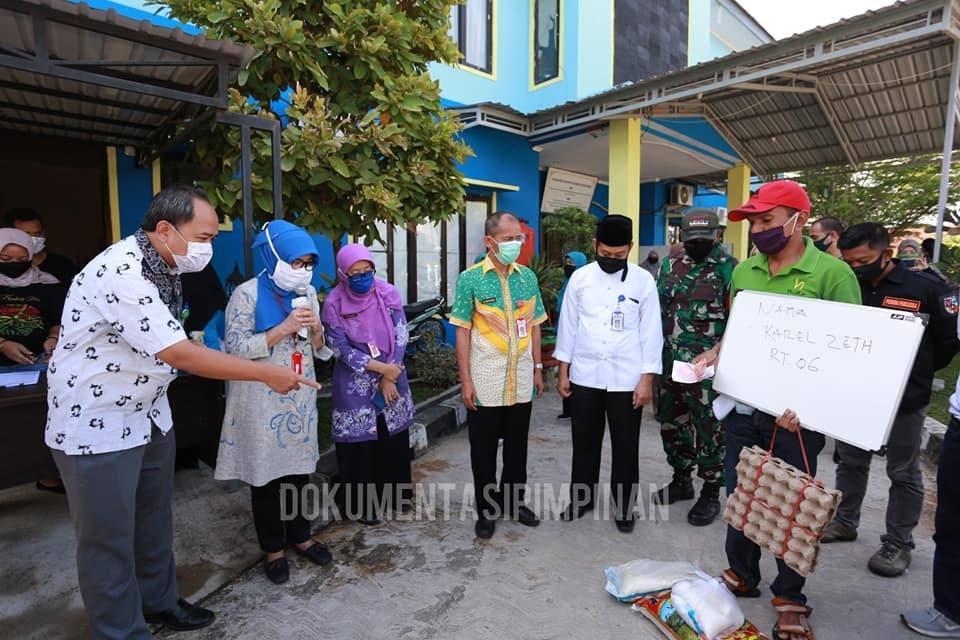 Lagi, Dissos-PM Bontang Salurkan Bantuan Covid-19 di Kelurahan Belimbing