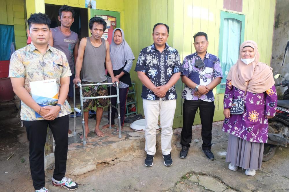 Bantu Pemulihan Cedera, PKT Proaktif Salurkan Alat Bantu Jalan Bagi Warga Gunung Elai