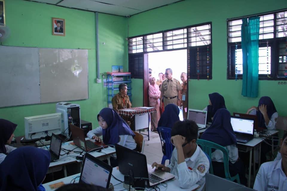 Pantau Ujian Nasional, Walikota Samarinda Sayangkan Ada Sekolah Tidak UNBK