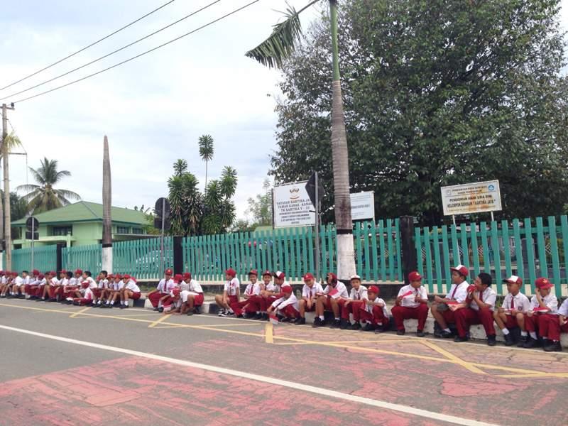RATUSAN PELAJAR ANTUSIAS SAMBUT ARAK-ARAKAN PIALA ADIPURA 
