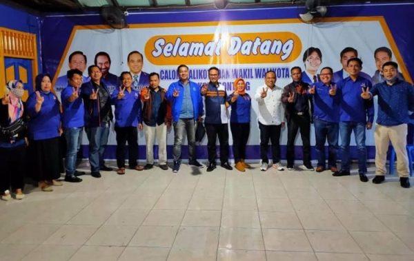 Foto Direktur Lembaga Penyiaran Debat Kandidat Salam 2 Jari Viral di Medsos, Tim Pemenangan Protes