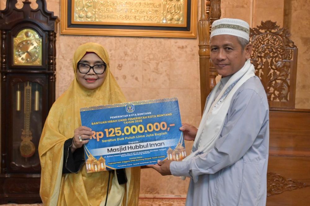 Safari Ramadan di Masjid Hubbul Iman, Wali Kota Neni Serahkan Hibah Rp125 Juta