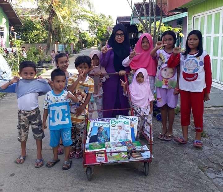 Pakai Gerobak, Gurus SD Ini Keliling Kompleks Tawarkan Baca Buku 