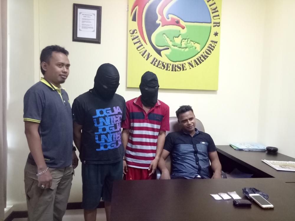 Baru Jadi Bandar, Dua Pemuda Dicokok Polisi yang Menyamar 