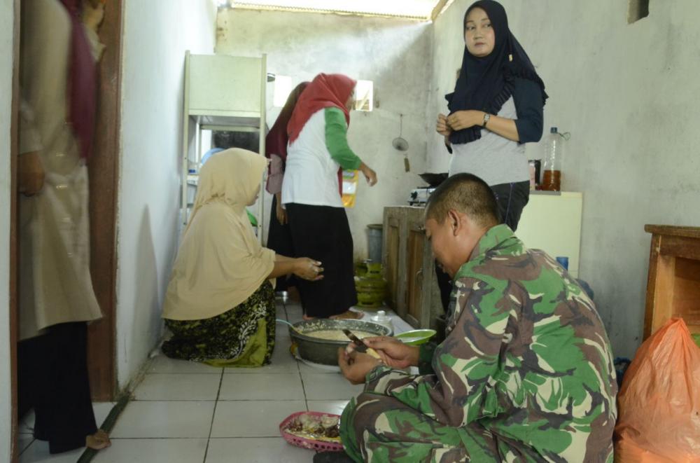 Sambut Baik TMMD, Warga Desa Lallatang Bone Rutin Siapkan Makan Untuk Satgas