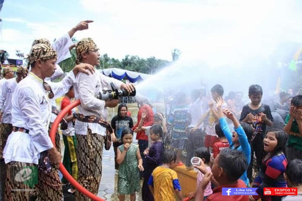 Tradisi Adat Belimbur Warnai Penutupan Erau Kota Bontang