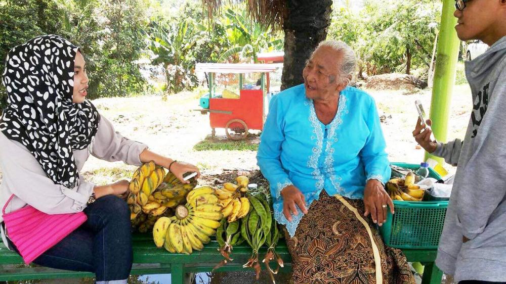 IJUN, NENEK 99 TAHUN TETAP SEMANGAT MENJUAL PISANG,  DEMI SESUAP NASI