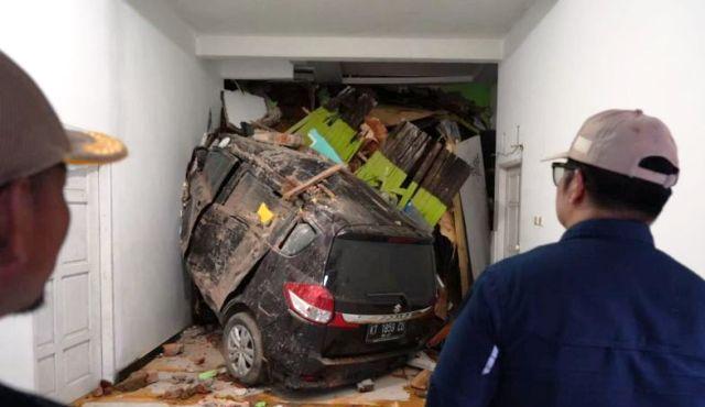 Eks Tambang Ilegal Kaltim Longsor: 14 Rumah Tertimbun, Sungai Meluap
