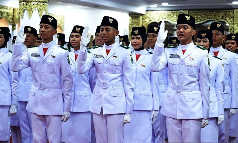 Pelajar dari Kalimantan Jadi Pengerek Merah Putih HUT RI di Istana 