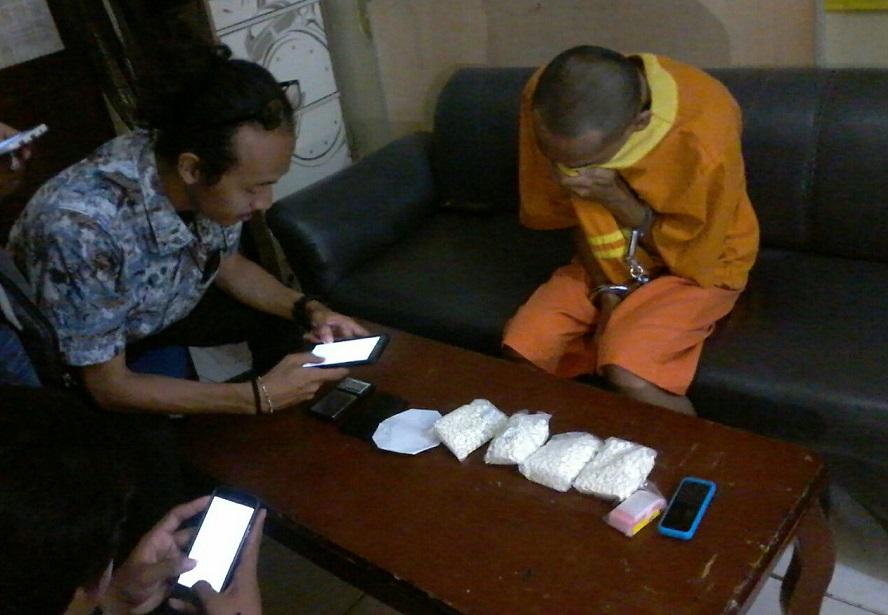 Polisi Tangkap Tangan Cleaning Service Bawa Sabu dan Simpan 5 Bal Pil Dobel L