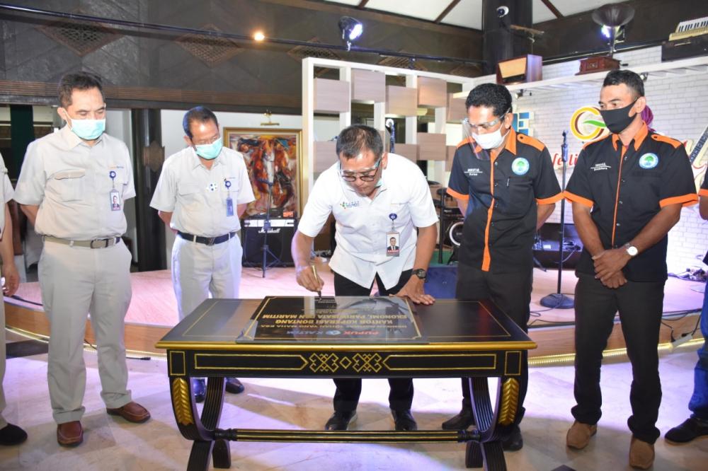 Dukung Produktivitas Nelayan Binaan, Dirut Pupuk Kaltim Resmikan Kantor Baru Kop BEM