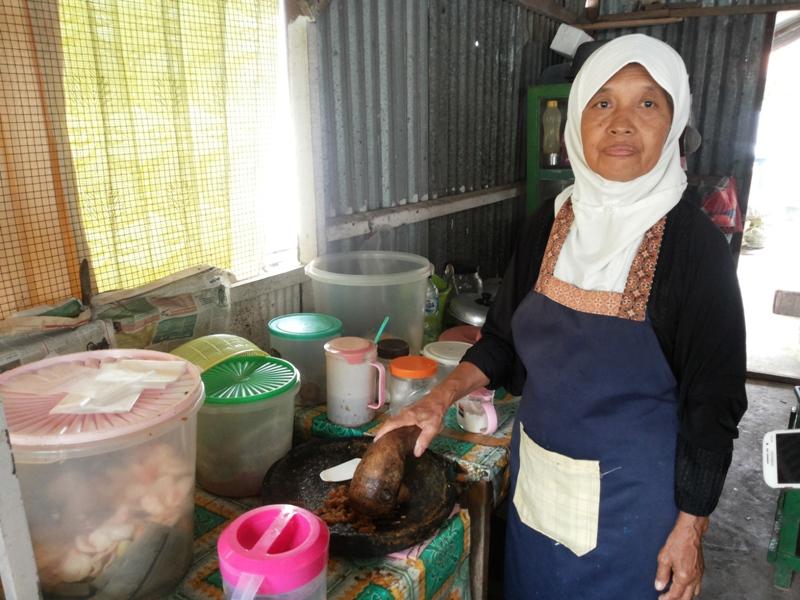 14 TAHUN BERJUALAN GADO-GADO, SRI KOMITMEN PERTAHANKAN CITA RASA TRADISIONAL