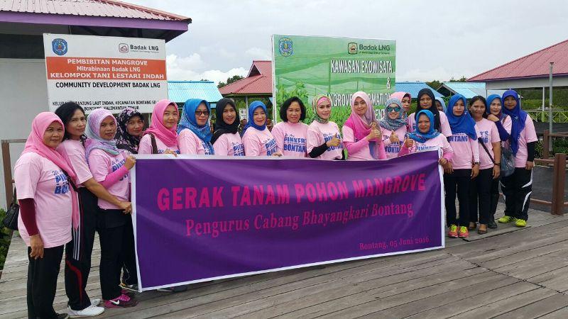 PENGURUS CABANG BHAYANGKARI BONTANG ADAKAN GERAK TANAM POHON MANGROVE 