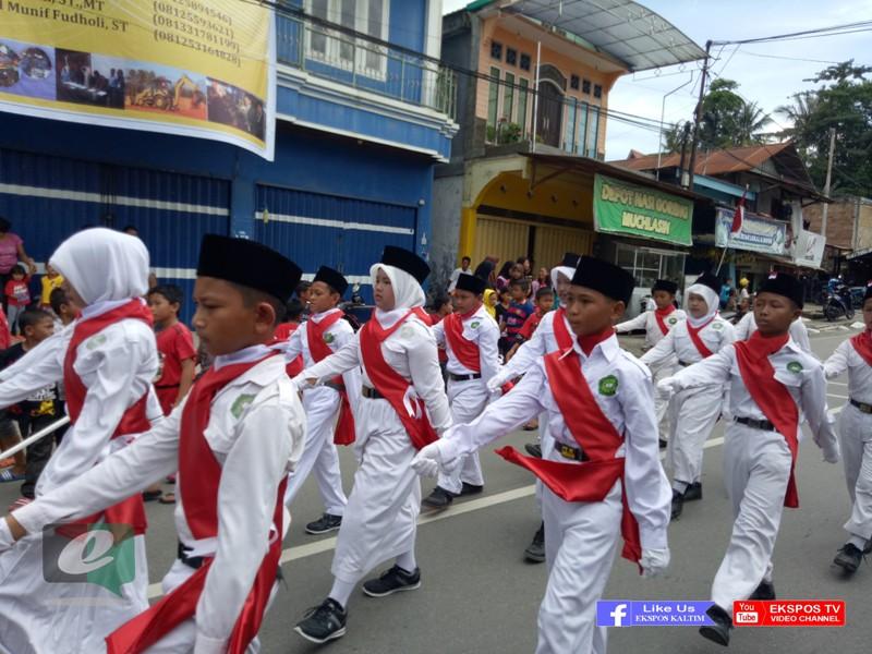 PERINGATI KEMERDEKAAN, KELURAHAN LOKTUAN ADAKAN LOMBA GERAK JALAN