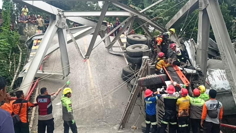 Akses Kaltim ke Kalsel Dialihkan ke Hauling Buntut Jambatan Ambruk