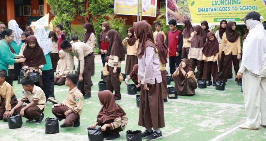 Lewat Smart Tani Go to School, Siswa SDN 005 Diajak Belajar Menanam dan Merawat Tanaman