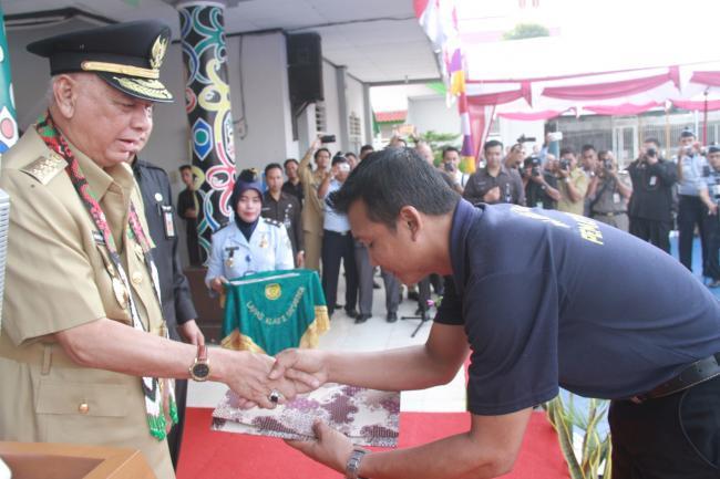 AWANG FAROEK SERAHKAN REMISI KE NARAPIDANA DI LAPAS II A SAMARINDA