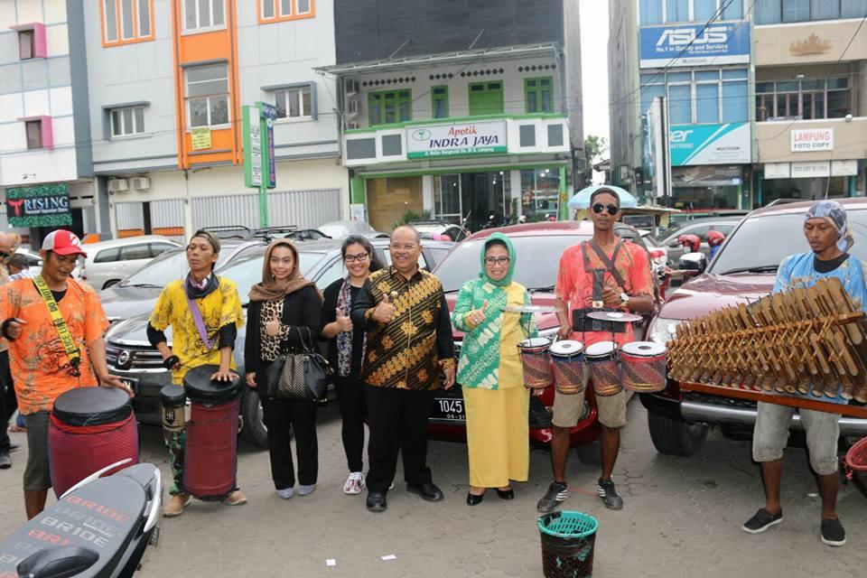Bupati dan Wakil Ketua DPRD Kutim Sambangi Pengamen Tradisional  Lampung